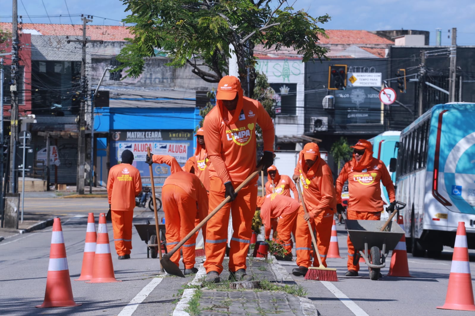 homens limpando a via